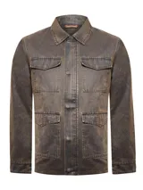 Chaqueta de algodón y poliéster color marrón con efecto desgastado, de corte regular y estilo utilitario. Cuenta con cuello camisero, cierre frontal con solapa y broches, y múltiples bolsillos frontales con solapa.