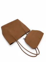 Cartera tipo shopper de gamuza color marrón, con diseño minimalista, formato amplio y asas largas para llevar al hombro.