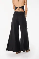 Pantalón de pernera ancha color verde militar, de tiro alto y diseño fluido.
