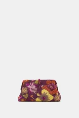 Bolso tipo sobre color violeta con diseño de abalorios y cuentas bordadas formando un patrón floral multicolor. Cuenta con una borla colgante en el cierre y correa de cadena extraíble.
