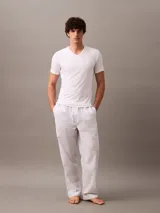 Pack de tres remeras blancas de algodón con poliéster y elastano, cuello en V y manga corta.