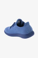 Zapatilla de diseño minimalista confeccionada en lana merino, con cordones al tono y suela de EVA. Presenta un estilo atemporal y versátil, ideal para uso diario.