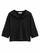 Remera negra de manga tres cuartos con cuello tipo marinero o solapa ancha, de corte recto y holgado.