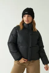 Campera puffer negra con cuello alto y cierre frontal con botones a presión.