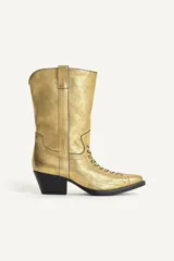 Botín de piel estilo cowboy con acabado metalizado dorado, cordones en el empeine, tacón medio ancho asimétrico y puntera perfilada.