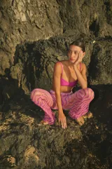 Pantalón acampanado de tul violeta con estampado de ondas en tonos violeta y verde. Tiene elástico en la cintura.