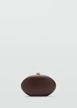 Bolso clutch rígido de madera color marrón, de forma ovalada, con cierre superior metálico dorado con detalle de nudo y forro interior de poliéster.