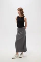 Falda larga de corte recto y tiro alto, confeccionada en tejido de punto con acabado suave y ruedo sin costuras.