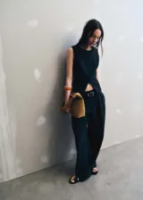 Pantalon de vestir de tiro alto con diseño recto, cierre frontal con botón, gancho y cremallera, y dos bolsillos laterales.