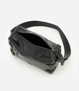 Cartera tipo shoulder de tamaño mediano, confeccionada en poliuretano con diseño rectangular. Presenta correas laterales decorativas con remaches metálicos, cierre superior con cremallera, herrajes en acabado gunmetal y correa larga ancha ajustable.