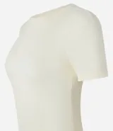Blusa básica de manga corta, cuello redondo y textura sutil, confeccionada en viscosa con elastano. El bajo de la prenda es ondulado.