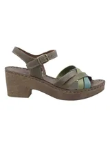 Sandalia con taco de 6cm y capellada multicolor con tiras cruzadas en tonos verde, beige y celeste. Cuenta con ajuste de hebilla y plantilla acolchada.