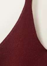 Top de punto fino color bordó, con escote en pico, tirantes finos y diseño entallado tipo crop.