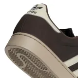 Championes Adidas Superstar II color marrón oscuro con las icónicas tres tiras laterales en color crema. Presenta la clásica puntera de goma reforzada y suela de plataforma en tono beige.