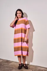 Vestido midi de tejido de punto con diseño de rayas horizontales en tonos rosa, naranja y marrón. Presenta cuello redondo, mangas cortas y un corte holgado con aberturas laterales en el ruedo.