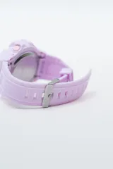 Reloj digital deportivo de color lila con correa de silicona y diseño robusto. Cuenta con pantalla LCD, funciones de cronómetro, luz de fondo y es resistente al agua.