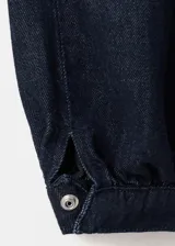 Jeans balloon de algodón estilo vaquero en color azul marino, de tiro medio y largo tobillero, con pinzas y bolsillos laterales.