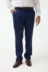 Ambo formal compuesto por saco de dos botones con solapas clásicas y bolsillos con solapa, y pantalón de vestir a juego, confeccionado en tela de alta calidad color azul marino.