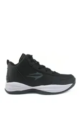 Bota deportiva Topper Candun de media caña en color negro, con suela blanca y detalles en gris oscuro. Cuenta con cordones negros y el logo de la marca en el lateral.