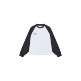 Remera de manga larga estilo raglán de Eme Studios, confeccionada en tejido waffle con cuerpo blanco y mangas en color azul marino. Presenta un pequeño estampado con el logotipo de la marca en el pecho.
