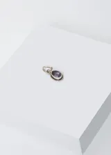 Dije de plata 925 con amatista oval facetada engarzada.