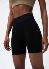 Calza biker de tiro alto confeccionada en tejido seamless (sin costuras) de textura acanalada, color negro.