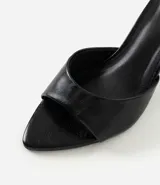 Sandalia mule Satinato confeccionada en PU, con diseño minimalista, tira ancha sobre el empeine, puntera alargada en forma de hoja y taco fino.