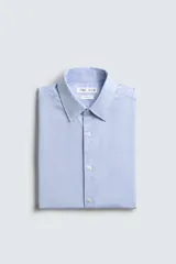 Camisa slim fit de algodón color celeste, con cuello italiano y manga larga con puños abotonados. Cierre frontal de botonadura.