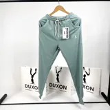 Pantalón de jogging verde agua claro, con cintura elástica ajustable con cordón, bolsillos laterales y puños en los tobillos.