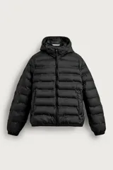 Campera puffer acolchada de corte regular fit en color negro, confeccionada en tejido técnico repelente al agua. Presenta cuello subido con capucha, cierre frontal de cremallera, mangas largas con puños elásticos y bolsillos laterales de vivo.