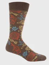 Calcetines de largo medio color marrón con estampado temático de ciencia que incluye cerebros, cadenas de ADN, planetas y estructuras moleculares en colores vibrantes.