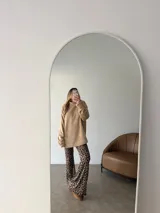 Pantalón de corte oxford con estampado animal print de leopardo, de tiro alto y ajuste elástico en la cintura.