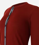 Cardigan de punto Marfinno, color negro con detalles en blanco en la botonera y el ruedo. Presenta cuello redondo, mangas largas y cierre frontal con botones oscuros.