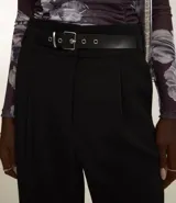 Pantalón negro de corte recto, con cintura ancha, trabillas y cinturón sintético.