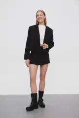 Blazer corto negro con solapas y corte holgado.
