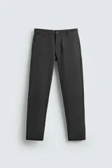 Pantalón chino de corte ajustado, color beige, con bolsillos laterales y bolsillos traseros de vivo. Cuenta con cierre frontal de cremallera y botón.