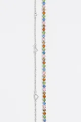 Collar de cuentas de vidrio blancas con acabado perlado, decorado con pequeñas esferas doradas y un dije central en forma de cabeza de leopardo. Posee cierre de mosquetón metálico.