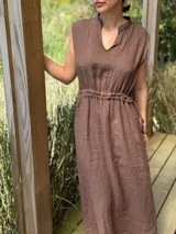 Vestido marrón de lino, corte midi, sin mangas, con cuello mao y cintura elastizada.