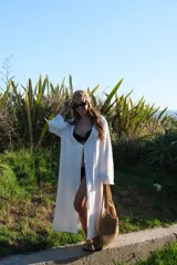 Kimono largo de crepe blanco, con mangas amplias y abertura frontal.