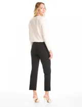 Pantalón cigarette de tiro alto color marrón, confeccionado en tejido elastizado. Presenta un diseño de pretina ancha y plana sin cierres, con costuras verticales pronunciadas a lo largo de cada pierna y corte recto al tobillo.