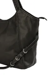 Cartera tipo tote de cuero sintético color negro, con cierre superior, doble asa de hombro y detalle de correas laterales ajustables con hebillas metálicas.