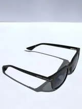 Lentes de sol con armazón de pasta color negro mate y diseño de marco redondeado. Cuentan con cristales oscuros polarizados y protección UV 400. Las patillas presentan el logo de la marca grabado en color blanco.