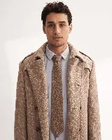 Corbata marrón con estampado de pequeños cuadros, confeccionada en lana fina sin teñir en estilo skinny.