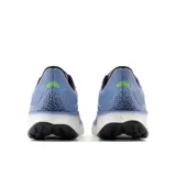 Championes de running New Balance 1080 V12, color celeste con detalles en negro y verde flúor.