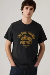 Remera negra de algodón con cuello redondo y estampado frontal con una moto y texto en color ocre.