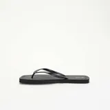 Chanclas de dedo color negro con suela plana y tiras finas.