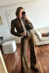 Pantalón oxford de cuero ovino color marrón con efecto desgastado y botón en guampa.