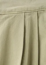 Jeans balloon de tiro medio color verde militar, con largo tobillero, pinzas y puños elásticos en los tobillos.