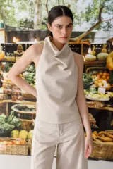 Top halter color beige con lurex y cuello alto.