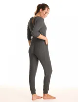 Enterito gris de punto acanalado, con escote redondo, manga tres cuartos y cintura elastizada con lazo de ajuste. Presenta abertura central en la espalda con ojal y botón, bolsillos inclinados en la delantera y terminación de ruedo con puño elastizado.